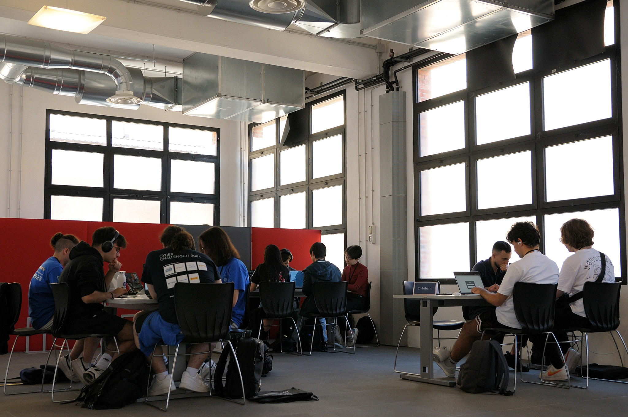 Team in gara nella sala CTF del Sardinia Cyber Camp 2025