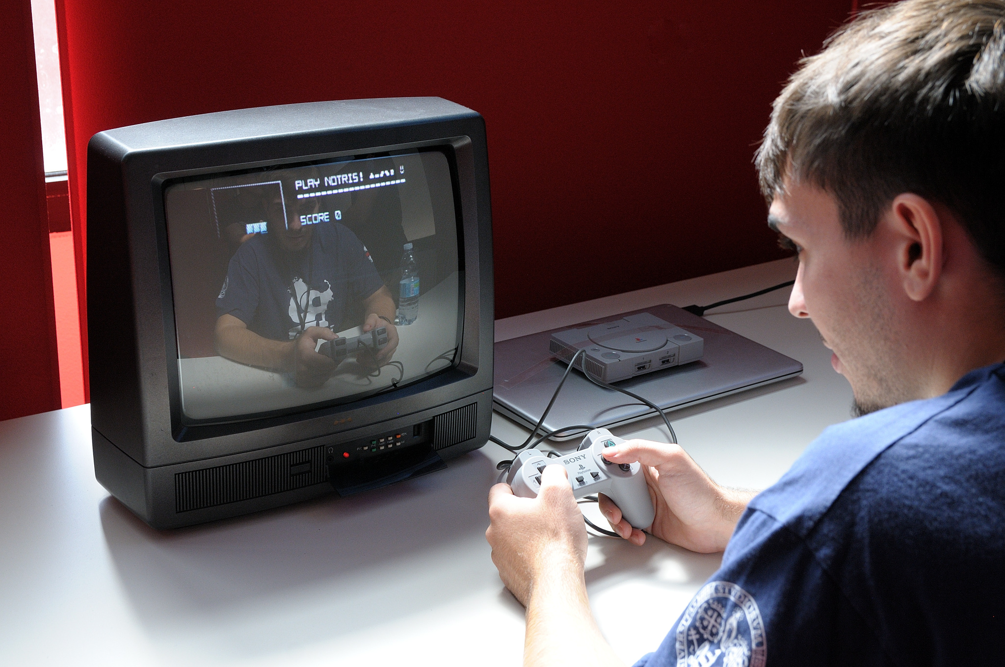Un concorrente impegnato in una sfida speedrun su una console retro