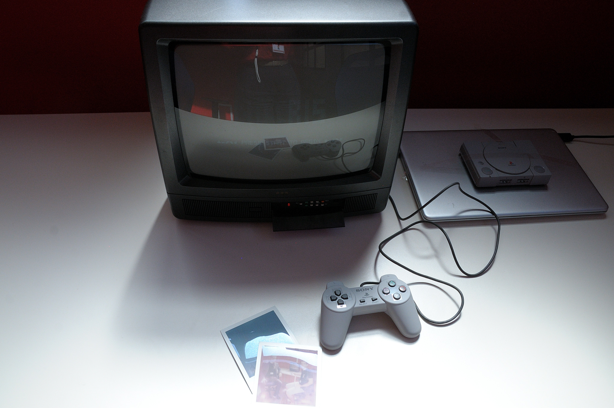 Console retro e schermo CRT preparati per la competizione speedrun